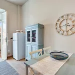 Acquazzurra, Typical Hoyse Center فياريجيو