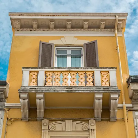 Acquazzurra, Typical Hoyse Center بيت للعطل فياريجيو